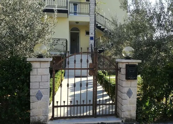 Tatil Evi In Pore With Swimming Pool