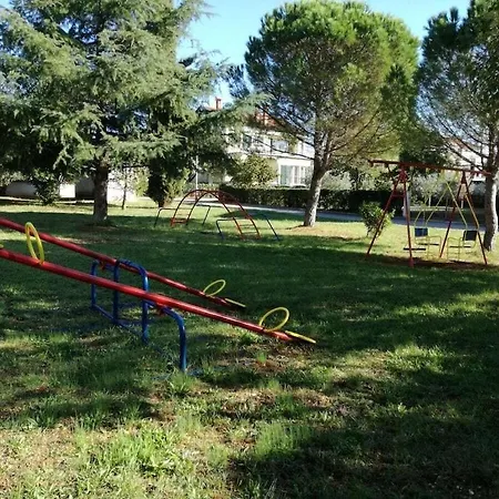 In Pore With Swimming Pool Дом отдыха Пореч