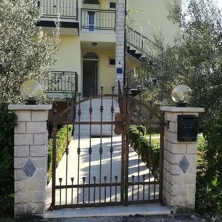 Nyaraló In Pore With Swimming Pool