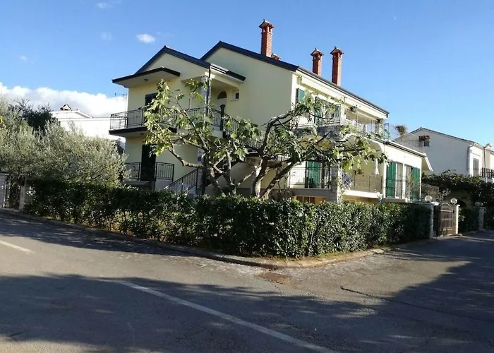 Nyaraló In Pore With Swimming Pool *