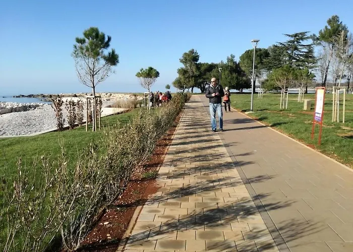 In Pore With Swimming Pool Дом отдыха Пореч